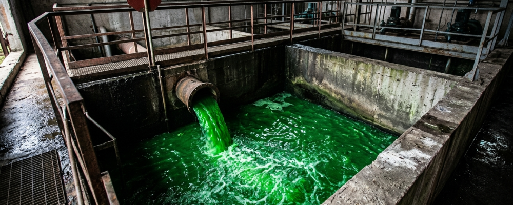 Aizliegts noliet radiatoru ūdeni kanalizācijā!